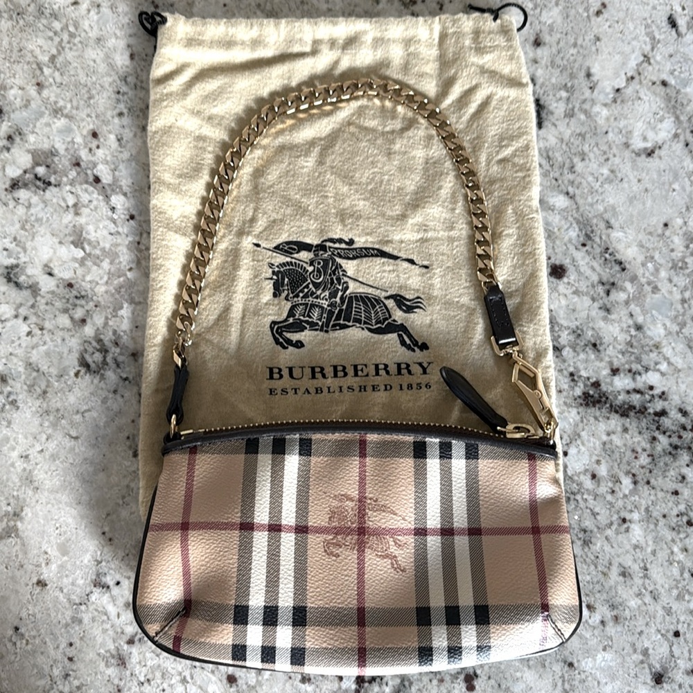 BURBERRY Authentic
Haymarket Check Clara Pochette